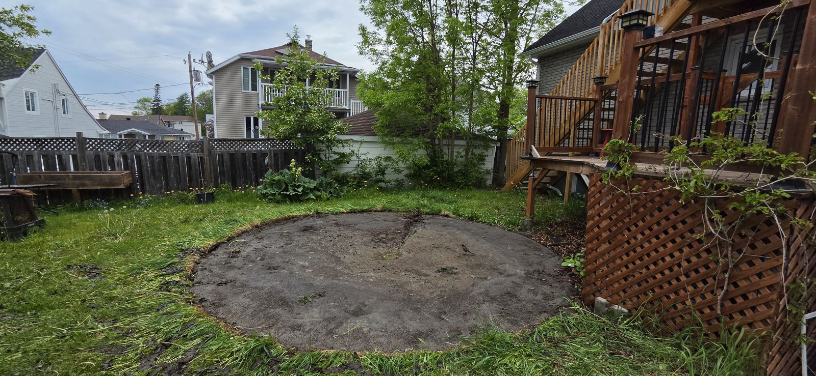 Après : piscine retirée et terrain dégagé