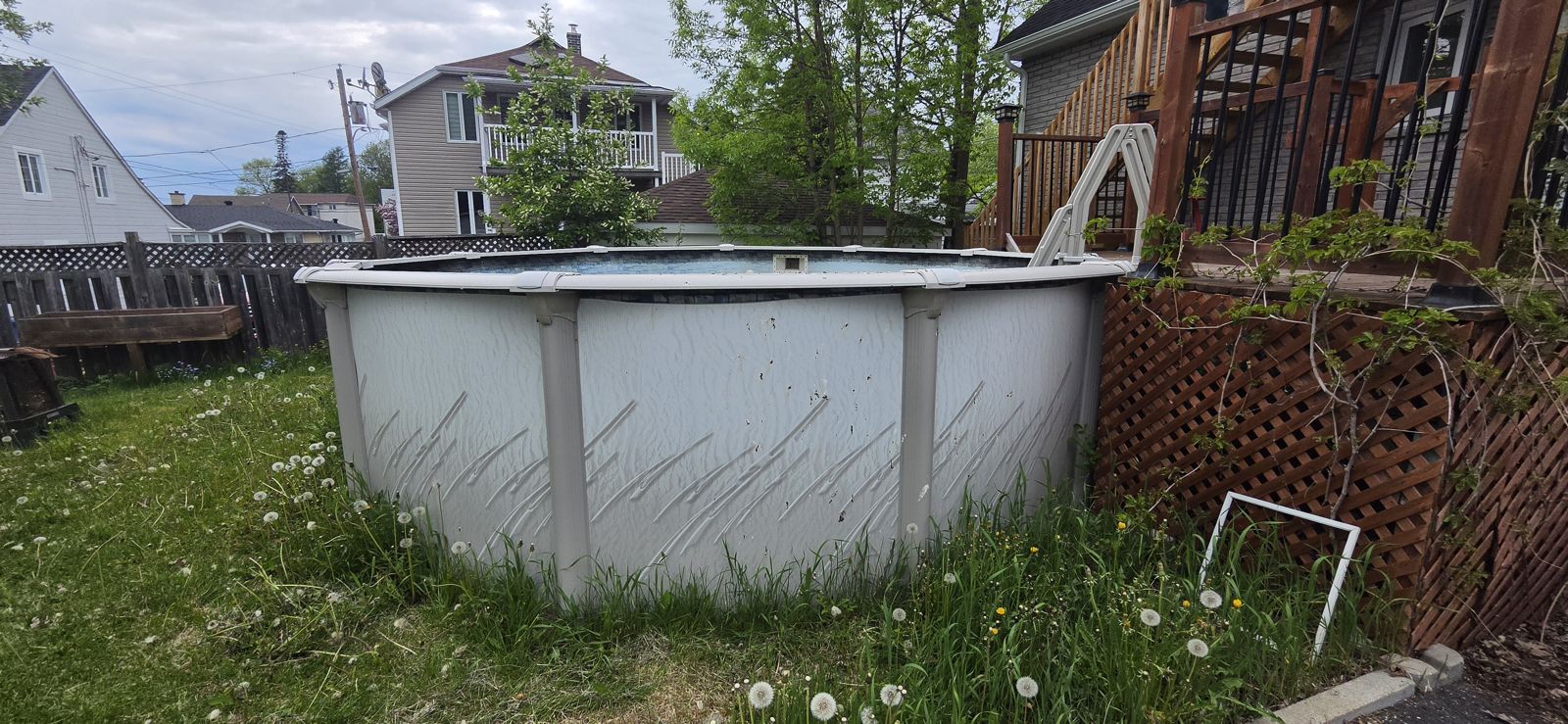 Avant : piscine hors terre dans une cour arrière
