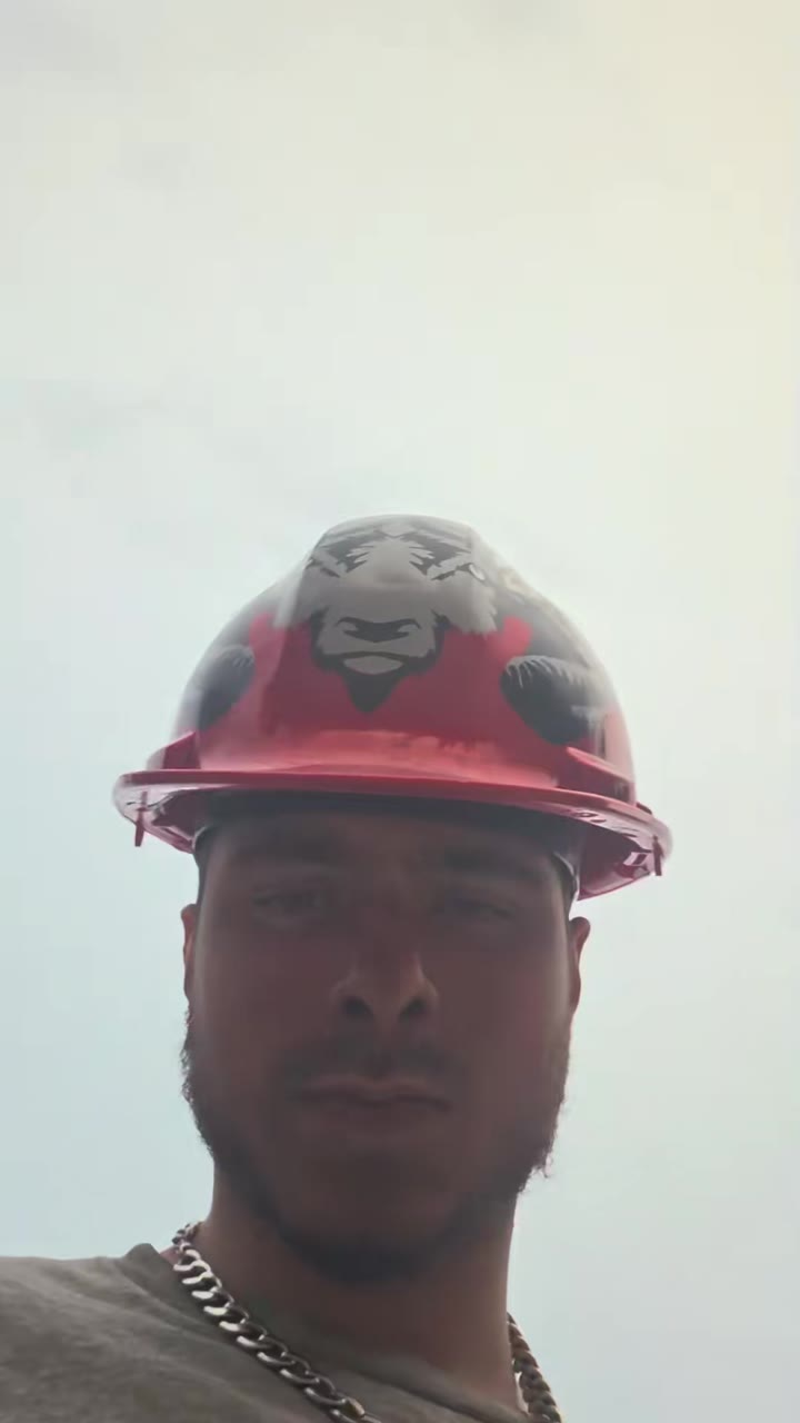 Portrait de Jessy Martin portant un casque de chantier